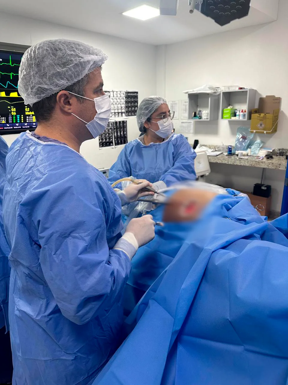 Dr. Olavo Pinheiro realizando cirurgia torácica minimamente invasiva